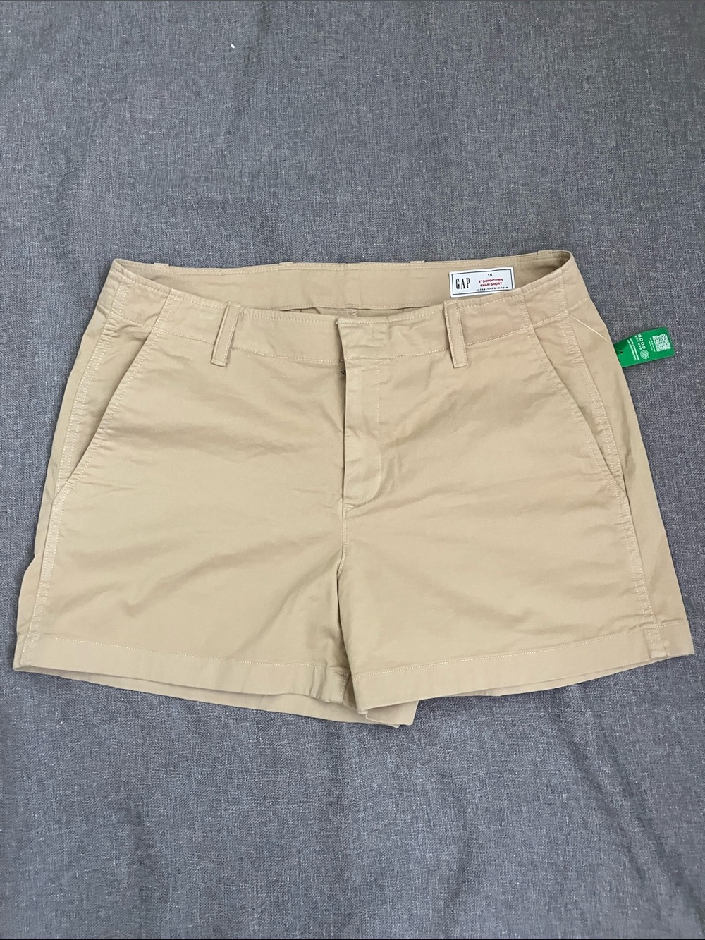 NWT GAP Women's Beige/Tan khaki Shorts Size 14